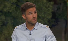 Bình World Cup, Fabregas bị chê tơi tả vì ăn mặc như... bảo vệ