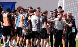 Các cầu thủ Bỉ giúp HLV Roberto Martinez có sinh nhật đặc biệt.