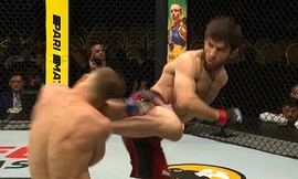 Magomed Mustafaev ra đòn hạ gục đối thủ.