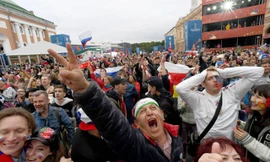 CĐV Nga 'bão đêm' mừng chiến thắng kỳ diệu trước Tây Ban Nha