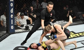 Irene Aldana ra đòn hạ gục đối thủ.