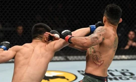 Yadong Song tung cú đấm hạ gục đối thủ.