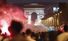 CĐV tràn ra đường ăn mừng chiến thắng của ĐT Pháp.