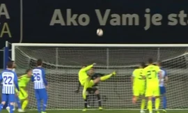 Pha làm bàn của Bruno Petkovic. Ảnh cắt từ clip.