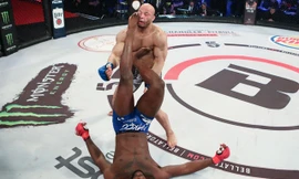 Fabian Edwards phản đòn khiến đối thủ bị choáng.