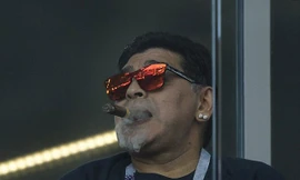 Maradona phì phèo trên khán đài khi xem trận đấu giữa Argentina và Iceland.