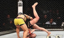 Jessica Andrade hạ gục Rose Namajunas.