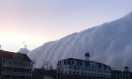 Tường mây khổng lồ trên bờ biển Mỹ