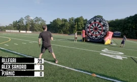 Clip: Cầu thủ Juve dùng bóng… thay phi tiêu