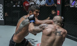 Aung La Nsang ra đòn tấn công đối thủ.