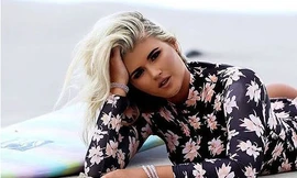 Ngắm đường cong nóng bỏng của VĐV lướt ván người Australia