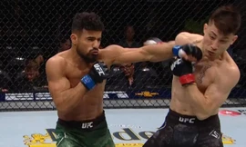 Khalid Taha ra đòn hạ gục đối thủ.