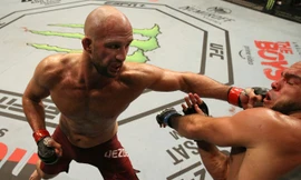 Volkan Oezdemir ra đòn cực mạnh khiến đối thủ bị choáng.