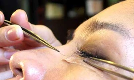 Nữ sinh 'khóc dở mếu dở' vì nối mi