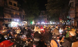 Nhiều tuyến phố Thủ đô tắc nghẽn trong đêm Giáng Sinh 