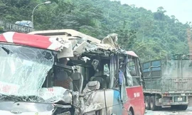 Ô tô khách nát vụn sau cú tông trực diện xe đầu kéo, 2 người tử vong