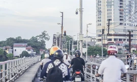 Cận cảnh 'mắt thần' phạt nguội trên cầu trăm tuổi Long Biên