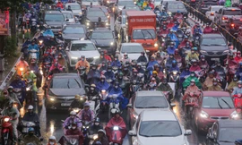 Mưa triền miên sau bão Noru, đường phố Hà Nội tắc nghẹt nhiều giờ