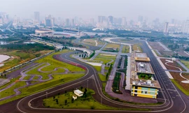 Cỏ mọc um tùm, rác chất đống ngổn ngang quanh đường đua F1 ở Hà Nội