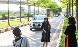 Bất chấp nguy hiểm, người dân tràn xuống lòng đường 'check-in' với bàng lá nhỏ