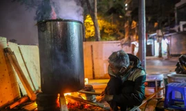 Thức xuyên đêm canh nồi bánh chưng trên vỉa hè Hà Nội