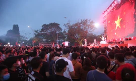 Người dân Thủ đô đội mưa lên phố đi bộ trước trận chung kết bóng đá SEA Games