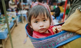 Ngắm nét ngây thơ của những đứa trẻ vùng cao lớn trên lưng mẹ