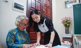 Lớp học tiếng Anh 'vỡ lòng' của các cụ U90 ở Hà Nội