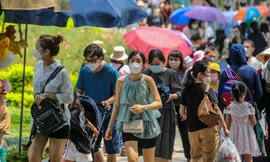 Ngàn người đổ về vườn thú Hà Nội trong ngày đầu nghỉ lễ 