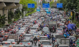 Đường phố Hà Nội ùn tắc nhiều giờ sau cơn mưa lớn 