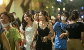 Người dân đi chơi lễ 2/9, phố đi bộ Hồ Gươm đông nghịt đến khuya