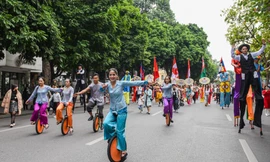 Phố đi bộ hồ Hoàn Kiếm hóa 'rạp xiếc', dân ngồi bệt ra đường thích thú xem