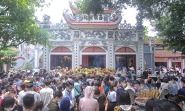 Đông nghẹt người dâng lễ tại Phủ Tây Hồ trong ngày đầu tháng 'cô hồn'