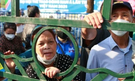 Chen chân xếp hàng để mua vé xem U23 Việt Nam ở Việt Trì