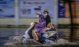 Mưa dông suốt đêm, nhiều tuyến phố Hà Nội ngập trong biển nước