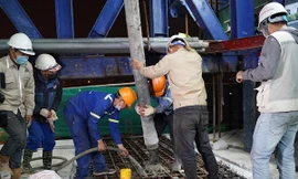 Xuyên đêm hợp long nhịp cầu cạn cao nhất Hà Nội trên đường vành đai 2