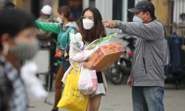 'Tay xách nách mang' trở lại Hà Nội sau kỳ nghỉ lễ