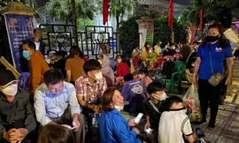 Người hâm mộ mang chăn ngủ qua đêm, chờ mua vé xem U23 Việt Nam