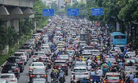 Đường phố Hà Nội tắc 'không lối thoát' sau cơn mưa tầm tã