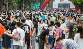 Phố đi bộ Hồ Gươm đông nườm nượp trong ngày nghỉ lễ Giỗ tổ Hùng Vương