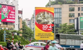 Phố phường Thủ đô rợp cờ hoa kỷ niệm 30/4 và 1/5