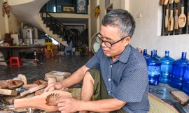 Gặp nghệ nhân hiếm hoi còn làm khuôn bánh Trung thu truyền thống