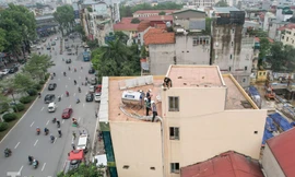 Bắt đầu phá dỡ nhà cao tầng không phép số 84 đường Láng