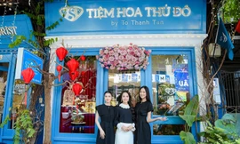 Top 3 Miss World Vietnam 2022 học cắm hoa tại S Florist