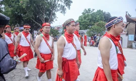 Độc đáo cảnh trai Hà thành mặc váy rước nước tại Lễ hội đình Chèm