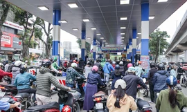 Người dân xếp hàng ‘đổ đầy bình’ trước thông tin giá xăng có thể tăng kỷ lục