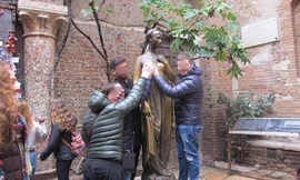 Tranh cãi chuyện bức tượng bị 'sàm sỡ' vòng một suốt nửa thế kỷ