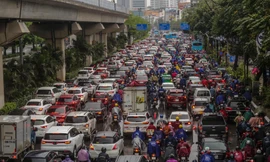 'Ma trận' ùn tắc giao thông ở Hà Nội trong cơn mưa