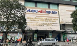 Kit test cháy hàng, dân chờ cả tiếng không mua được phải 'quay xe'