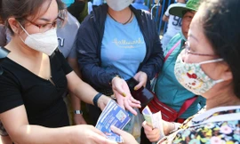 Dân phe chèo kéo cổ động viên bán lại vé xem U23 Việt Nam